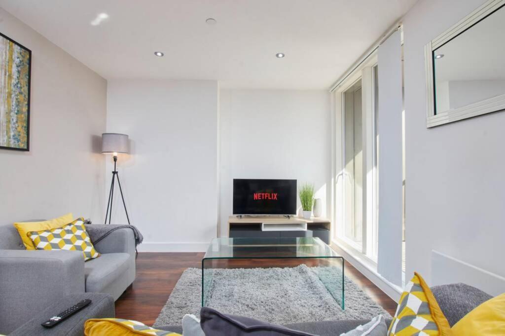 Lovely Apartment - Private Parking - Stadium Views Manchester Exterior photo